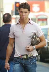 cristiano ronaldo shopping 204x300 Las 10 Celebridades más controversiales de Facebook