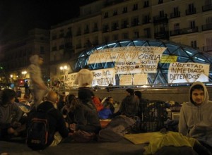 Acampadasol Twitter y Facebook con la juventud