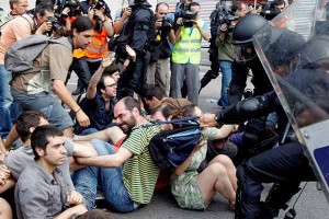 Mossos dEsquadra obligan a los indignados a abandonar la Plaza de Cataluña en Barcelona.expand