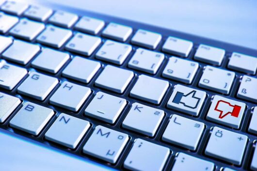 teclado con botones like y dislike Facebook
